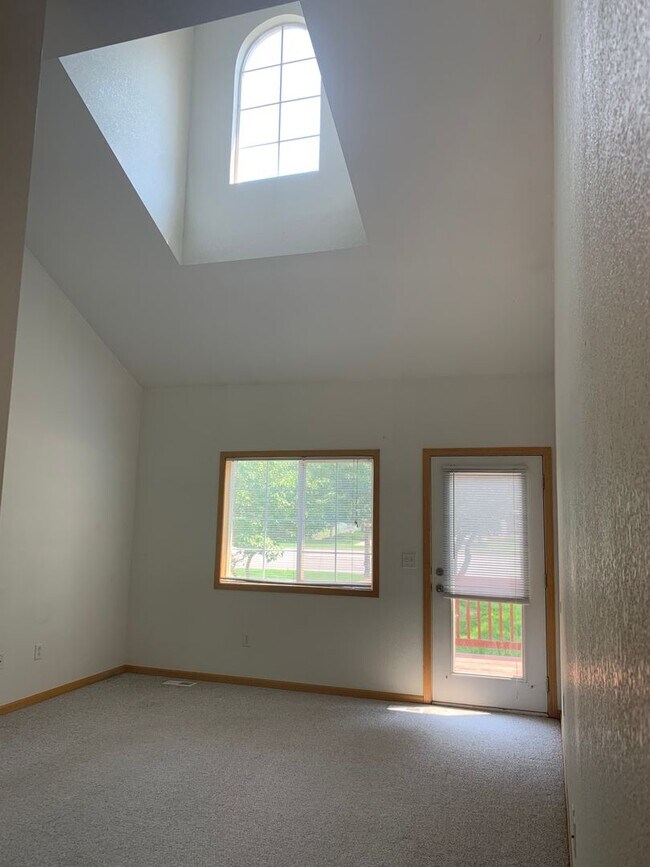 Foto del edificio - Beautiful 2 Bedroom + Loft  End UnitTownho...