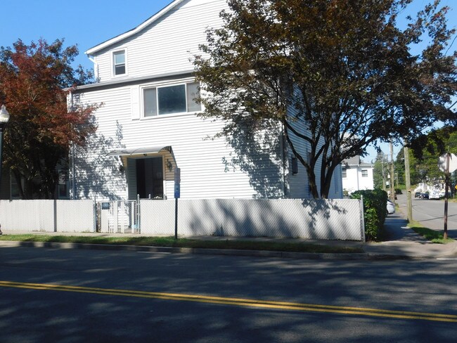 Building Photo - Lewis Ave
