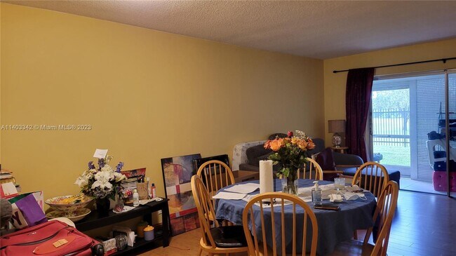 Foto del edificio - 950 Hillcrest Dr
