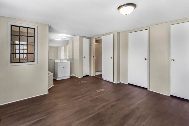 Building Photo - 534 SE 650th Rd