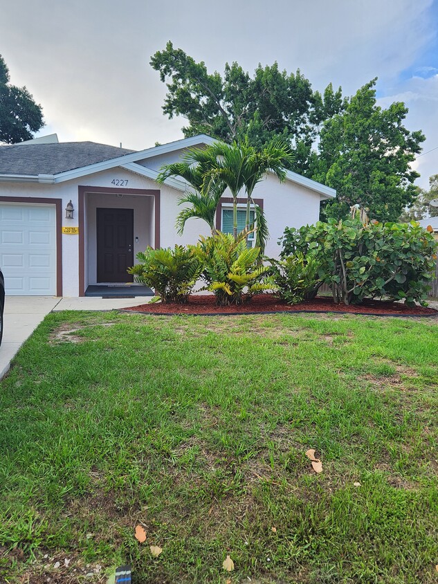 Foto principal - 4227 Larkin St