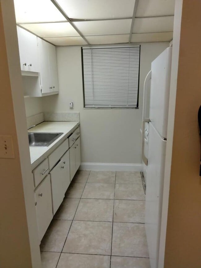 Building Photo - Largh 1 Bed 1 Bath