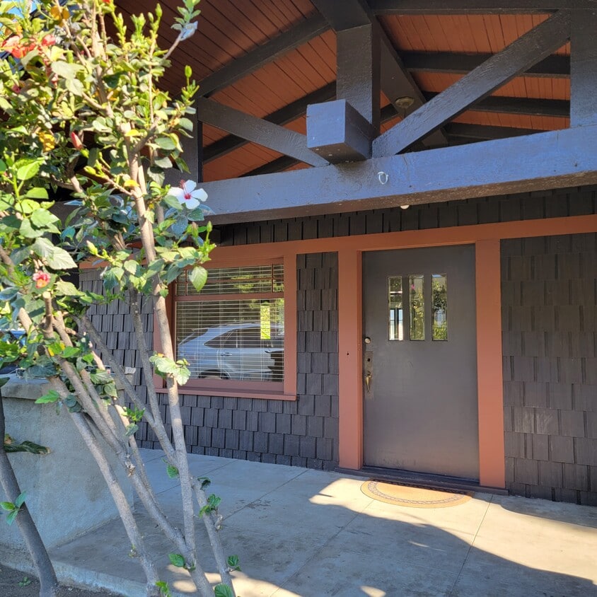 Front View/Porch - 6054 Selma Ave