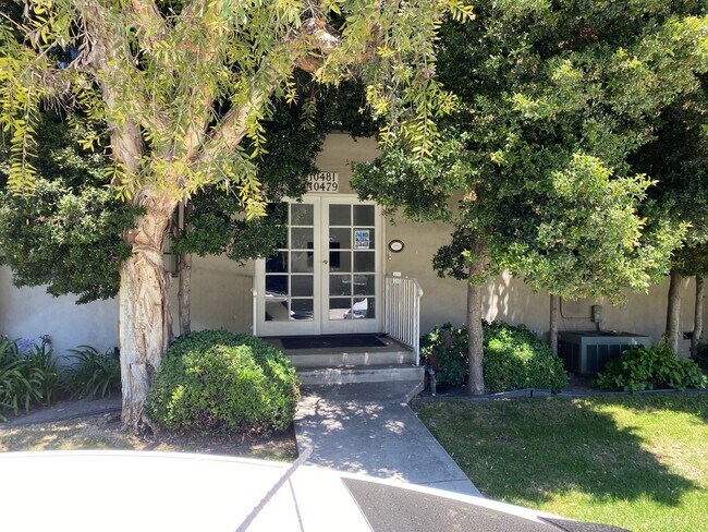 ENTRADA PRINCIPAL - 10481 Riverside Dr