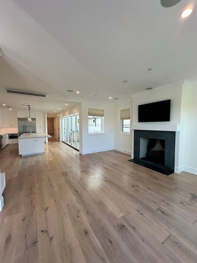 Foto del edificio - Gorgeous 3 Bedroom 3 Bath For Lease in Corona Del Mar