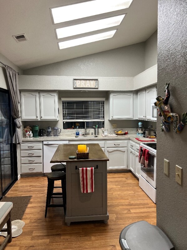 Foto del edificio - 8443 Creekridge Cir