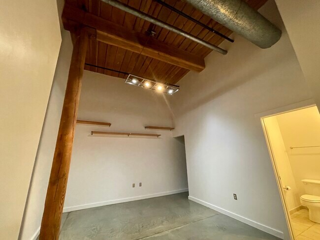 Building Photo - 400 Mills Ave