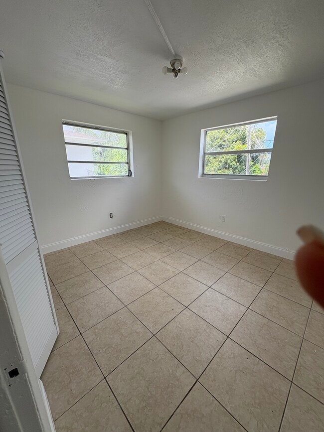 Building Photo - 310 Sharar Ave