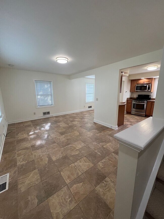 Foto del edificio - 3 Bed, 1.5 Bath Near U of R, Strong & Coll...