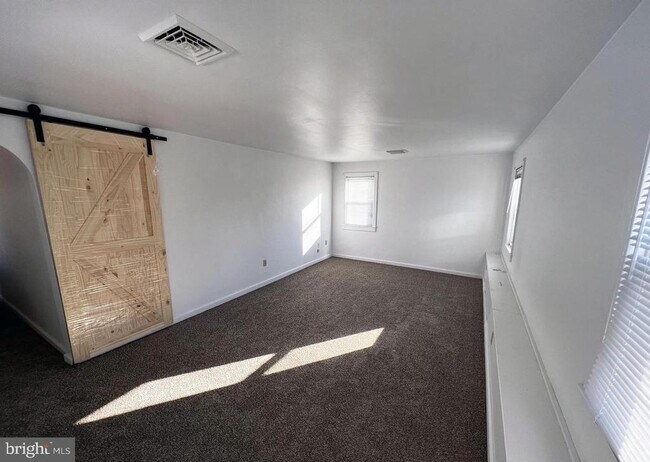 Building Photo - 302 E Howard St