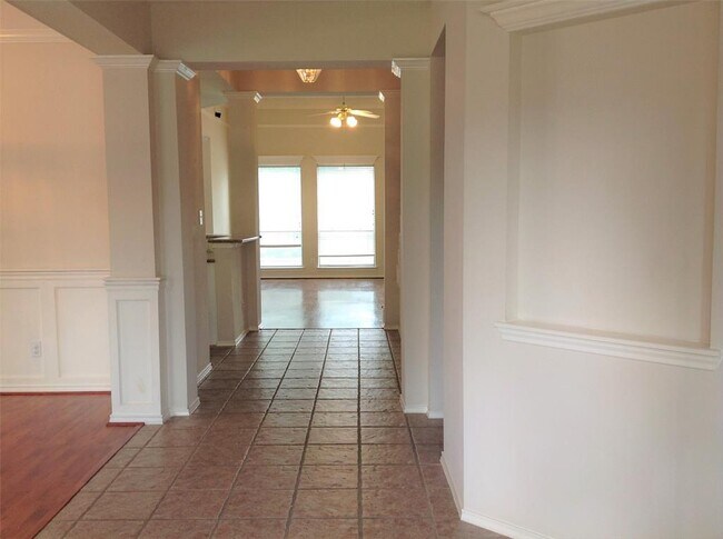 Building Photo - 15511 Clear Valley Dr
