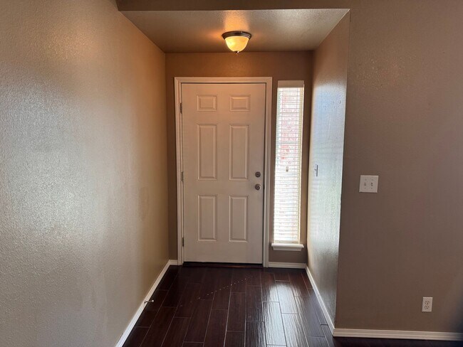 Foto del edificio - Large 3 bed 2 bath with 2 car garage.