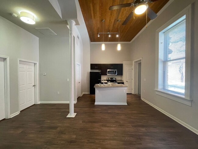 Building Photo - Stunning Two Bedroom Apartment in the Hear...