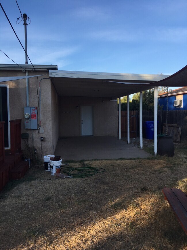 Covered patio. - 5019 Date St