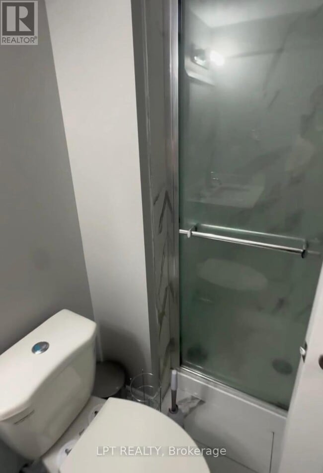 Building Photo - 40 Gladstone Square