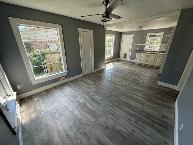 Foto del edificio - 401 Roosevelt Cir