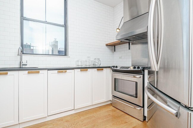 Foto del edificio - 55-27 Myrtle Ave