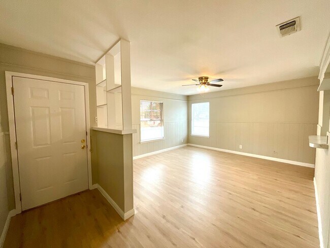 Foto del edificio - **APPLICATION RECEIVED** Move-In Ready 3-Bedroom Home with Fenced Backyard!