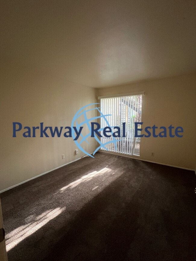Building Photo - Downstairs 2 Bedroom 1 Bathroom Condo in E...