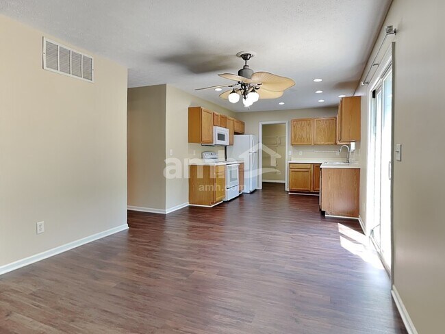 Foto del edificio - 3455 Lakebrook Ct