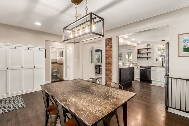 Building Photo - 830 Gray St