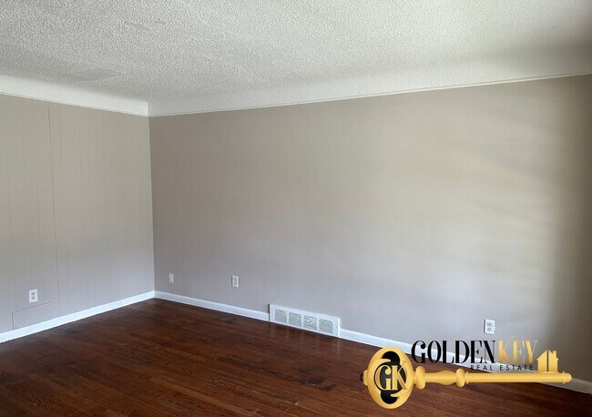Building Photo - Newly Spacious 4 bed / 2 bath with garage ...