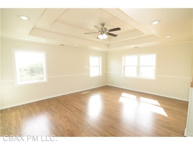 Building Photo - 1027 E Wintergreen Rd