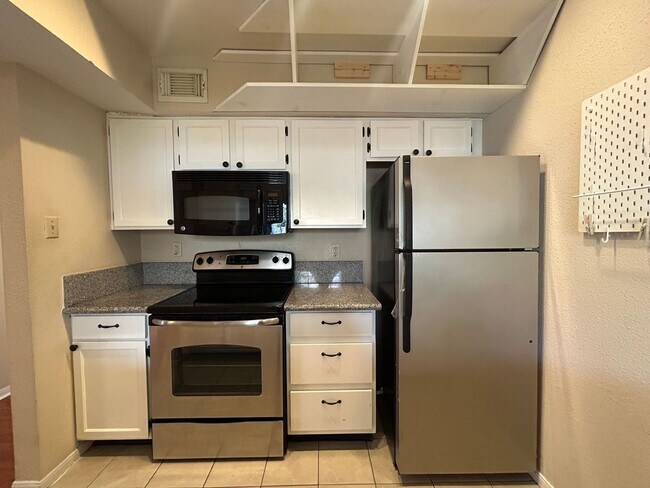 Foto del edificio - well-kept condo features 2 spacious bedroo...
