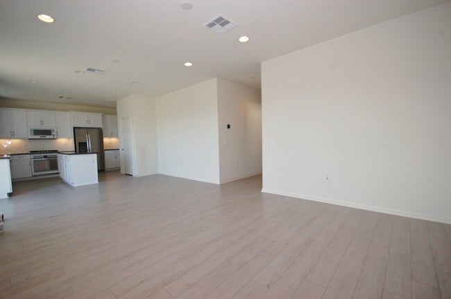 Building Photo - Beautiful Home in Lakeside with Stunning M...
