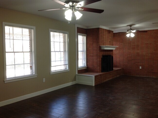 Building Photo - Gorgeous Remodel - North Austin Home!