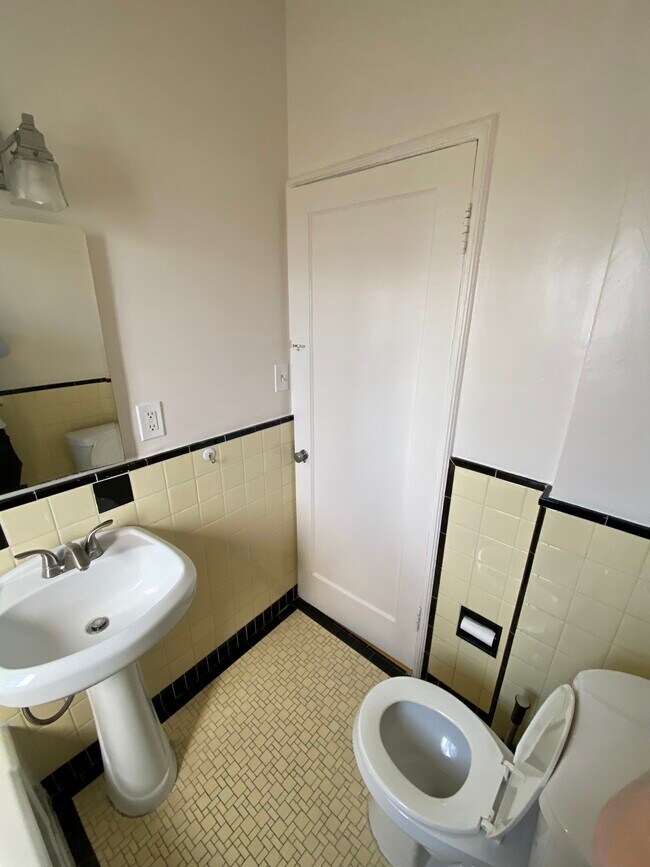 Bathroom - 516 N Heliotrope Dr