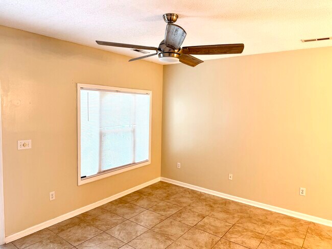 Foto del edificio - 100 Spring Creek Dr