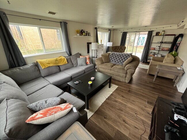 Living Room - 3226 Gladiola Dr House