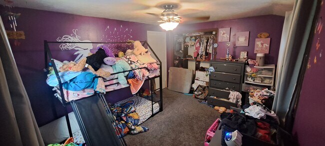 Dormitorio trasero - 2611 Clive St