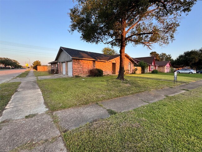 Building Photo - 9750 Guest St