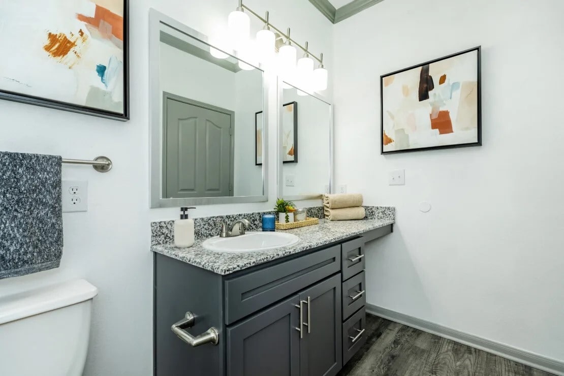 Foto principal - 9914 Military Dr W