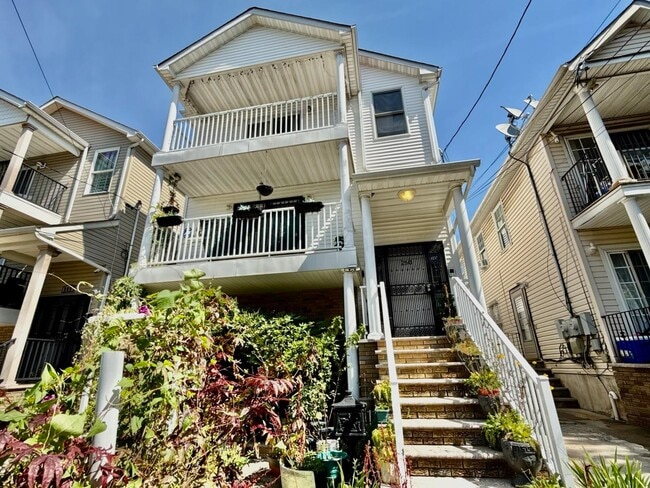 Building Photo - 260 Custer Ave