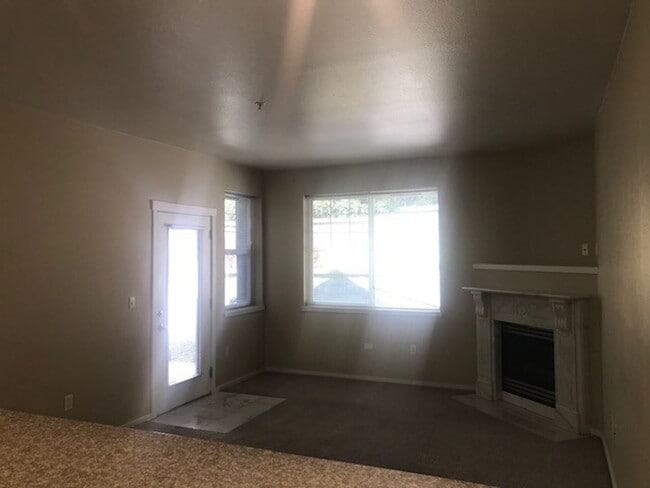 Building Photo - GROUND LEVEL 1 BR, 1 BA WHEEL CHAIR ACCESSIBLE UNIT!