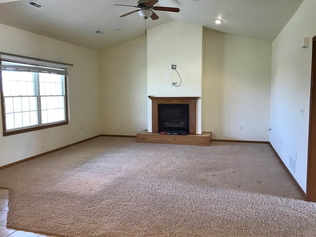 Foto del edificio - CLOSE TO FT. RILEY! FENCED BACKYARD! OPEN ...