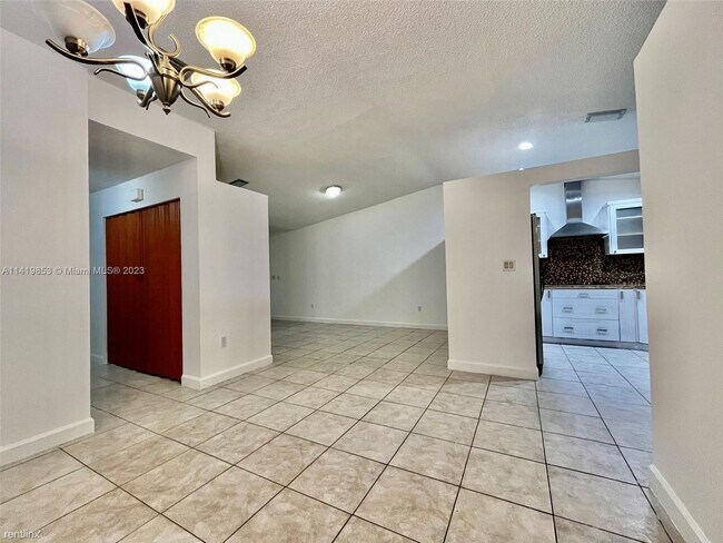 Building Photo - 3 br, 2 bath Townhome - 6637 NW 177th Ter
