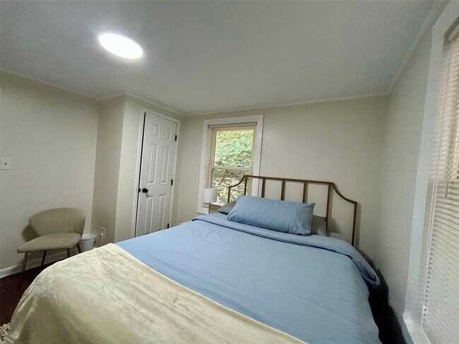 Building Photo - 1034 Charles Ave