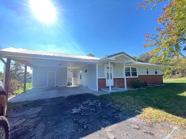 Foto del edificio - 3 Bedroom 1 Bathroom House with carport on...