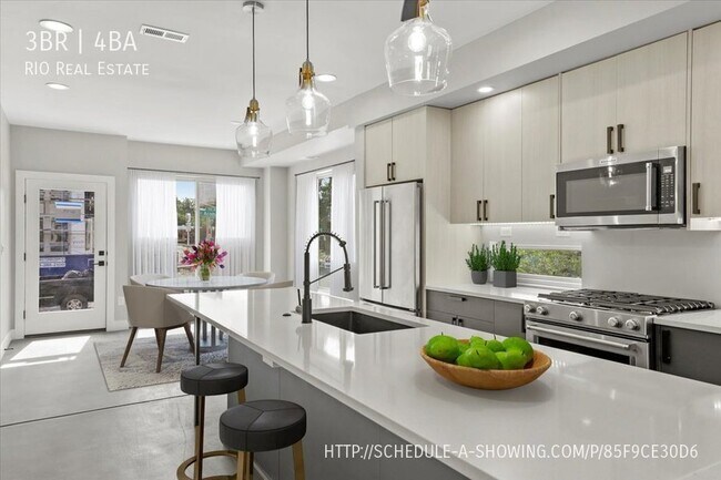 Foto del edificio - Live in luxury in your new 3 bedroom townh...