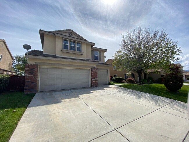 Building Photo - Spacious 4 bedroom plus loft home for rent!