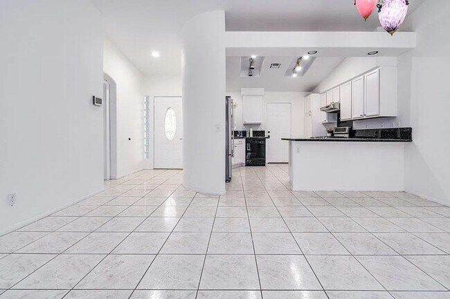 Building Photo - Beautiful 4-Bedroom Home with Pool in Cath...