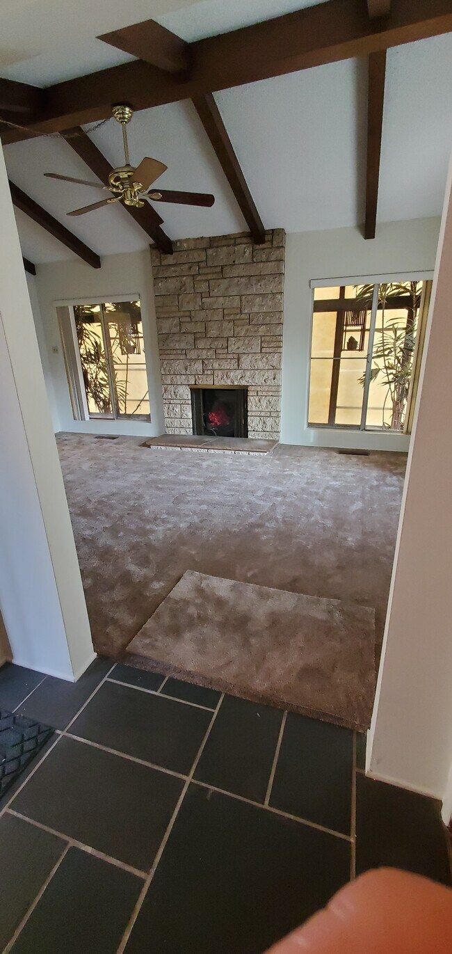 Entryway to main family/living room - 4314 N Lakewood Blvd