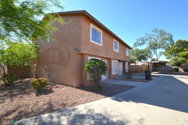 Building Photo - 1418 E Knoll Cir