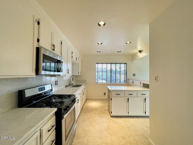Building Photo - 400 Fairbourne Pl