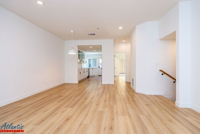 Foto del edificio - Gorgeous Townhouse | Remodeled | Desirable Location