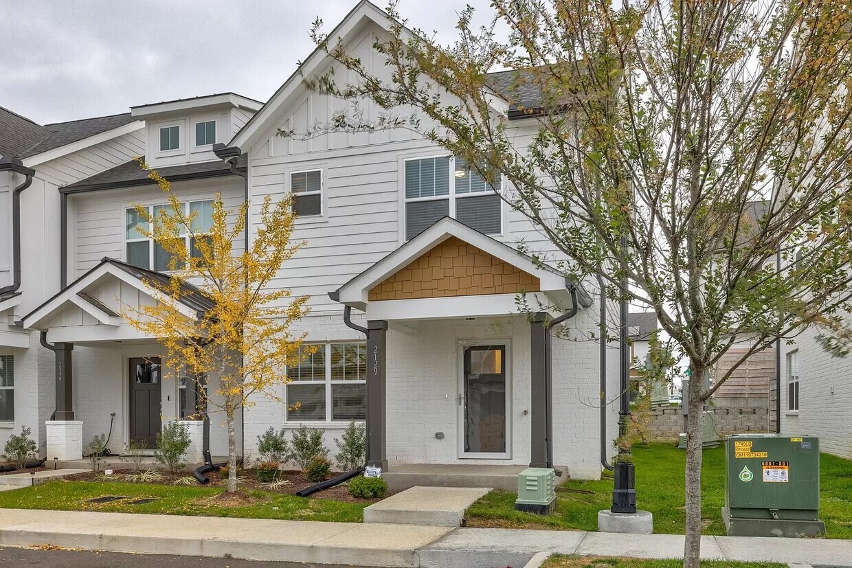 Primary Photo - 2129 Bayport Ave